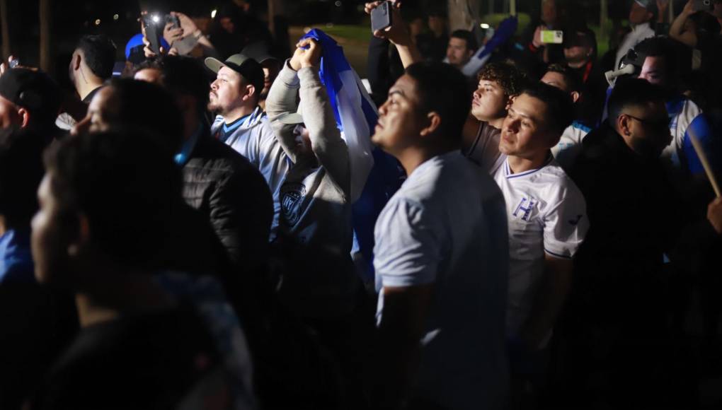 Los aficionados estaban a la espera de que los jugadores de Honduras salieran a saludarlos a la puerta.