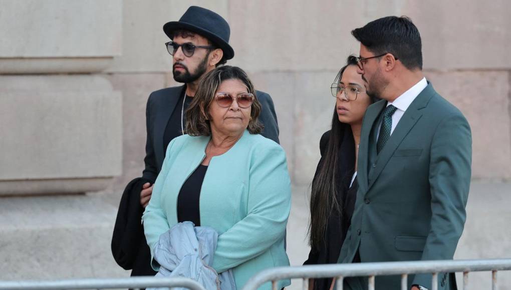 Lucia Alves, madre del futbolista brasileño Dani Alves, llegando a su juicio con la abogada de la familia Graziele Queiroz, al Tribunal Superior de Justicia de Cataluña en Barcelona.