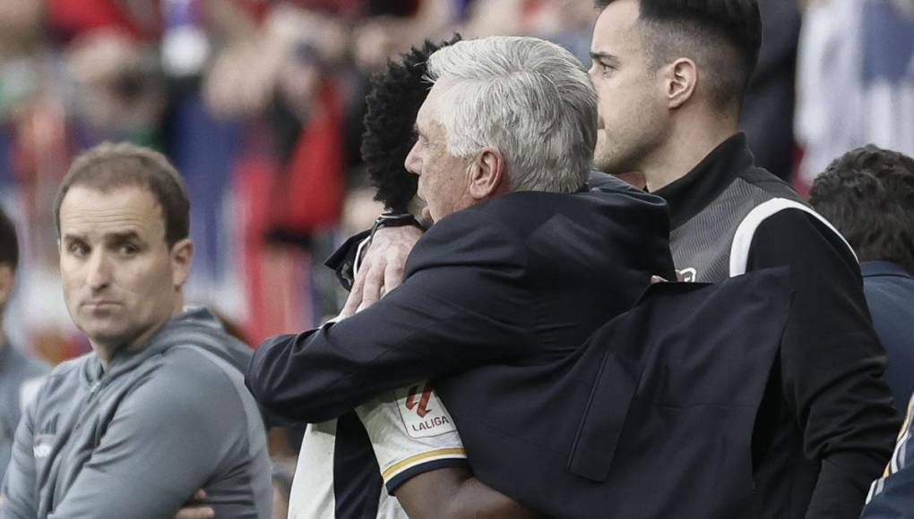 Ancelotti mostró su amor a Vinicius con un cariñoso abrazo y le dijo al oído: “Te quiero mucho”.