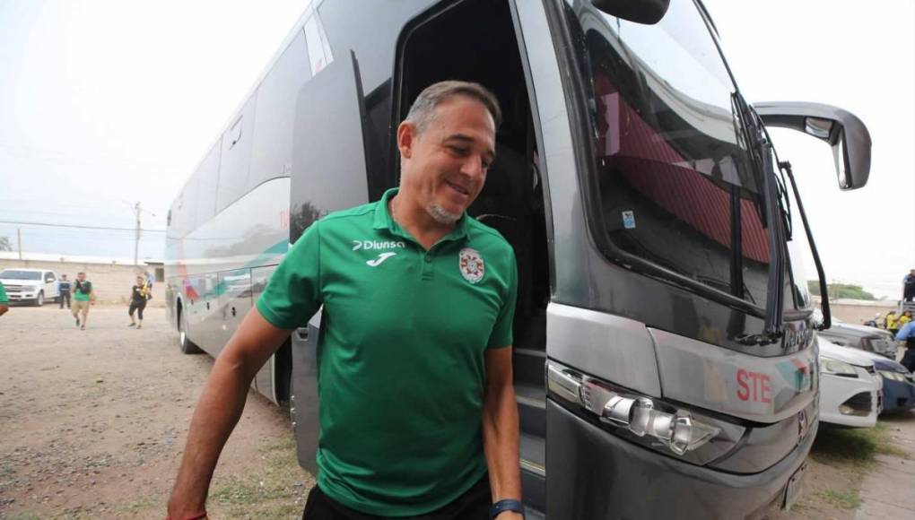 El técnico de Marathón, Hernán ‘La Tota’ Medina, se bajó con una sonrisa en su llegada al inmueble.