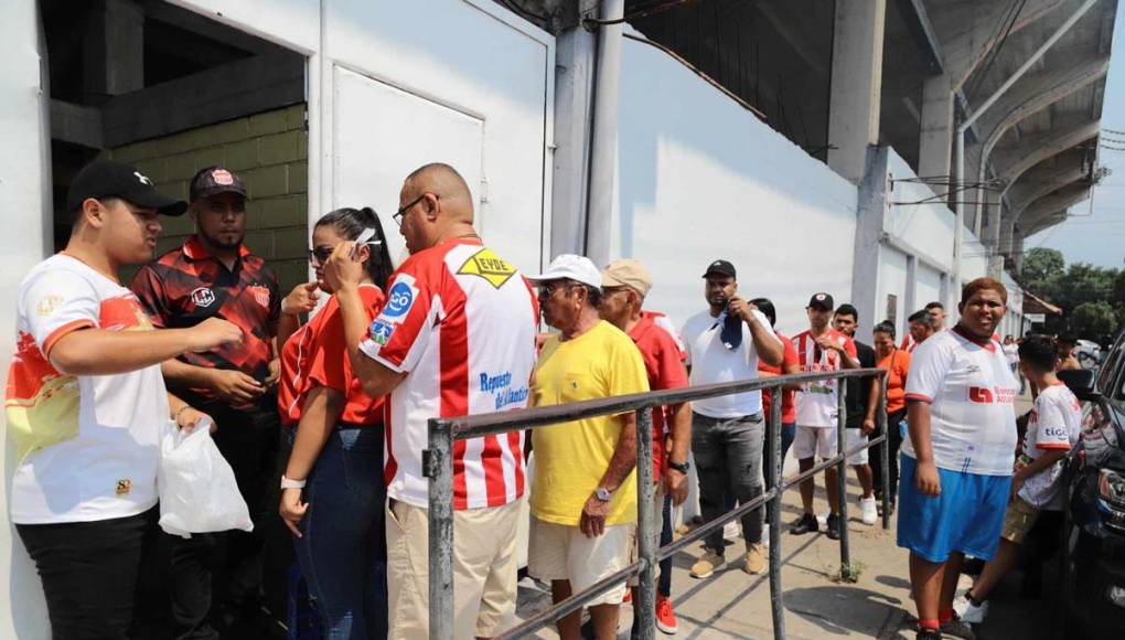 Los aficionados del Vida han llegada en gran número al estadio Ceibeño para apoyar a su equipo ante la UPN.