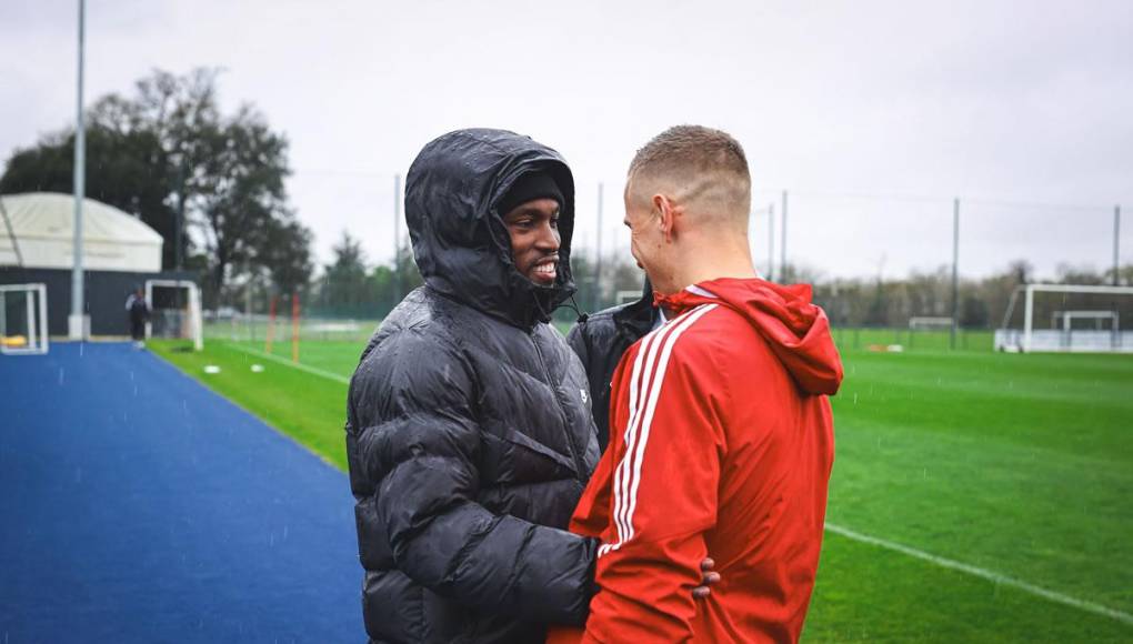 La felicidad de Alberth Elis al ver nuevamente a sus compañeros de equipo. Un sonrisa de oreja a oreja. El catracho luce muy bien.