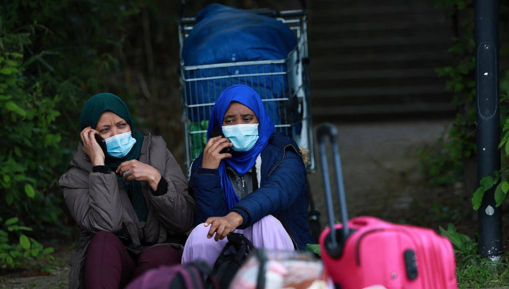 La ocupación de Vitry, que estaba en un edificio de una filial de la compañía ferroviaria estatal SNCF abandonado hace años y ocupado desde mayo de 2021, duplicó su población por el desalojo de los inmigrantes de otras ocupaciones, como la de Ile de Saint-Denis en pleno corazón de los JJ.OO. de este julio y agosto, y por el cierre en París de numerosas estructuras de acogida a personas en situación precaria.