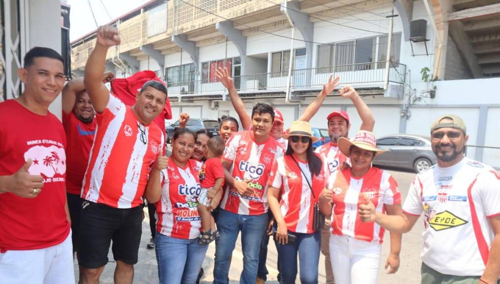 Desde muy temprano empezaron a llegar los aficionados del Vida al estadio Ceibeño.