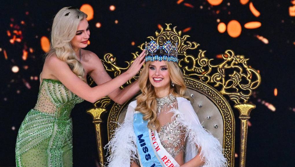 Krystyna Pyszková, la representante de República Checa, se alzó este sábado con la corona azul tras proclamarse la nueva Miss Mundo en el certamen de belleza celebrado en el oeste de la India.