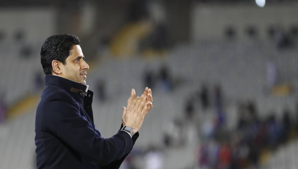 Nasser Al-Khelaïfi , presidente del PSG, bajó al césped para celebrar el pase a semifinales.