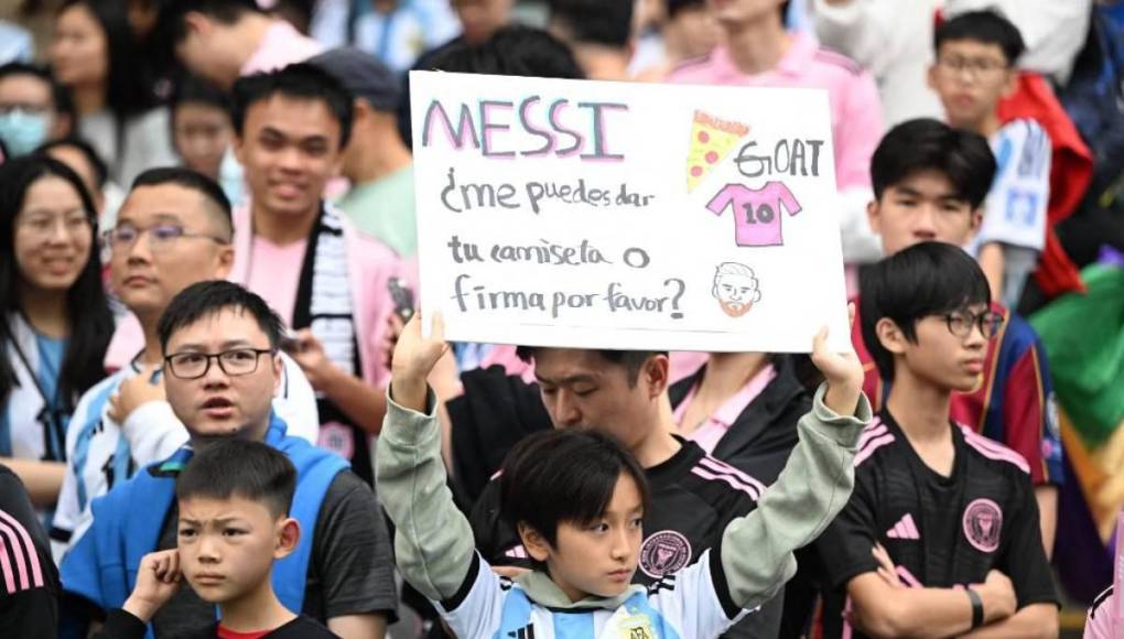 Por la ciudad proliferaron carteles rosas del Inter Miami, promocionando el partido con las imágenes de Messi, Suárez, Busquets y Jordi Alba, ninguno de ellos en el once titular.