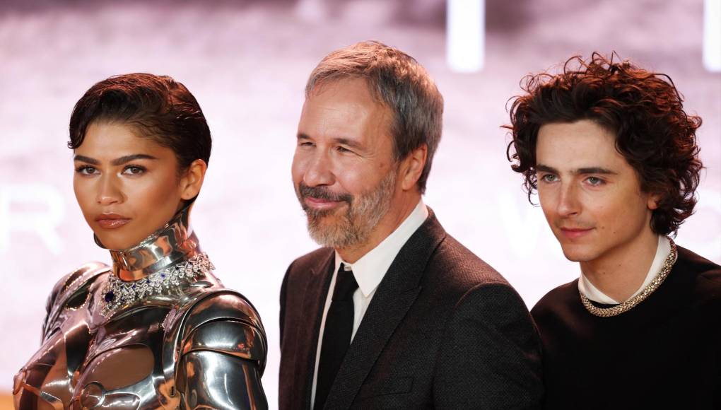 Zendaya, junto al director canadiense Denis Villeneuve y el actor estadounidense Timothee Chalamet. 