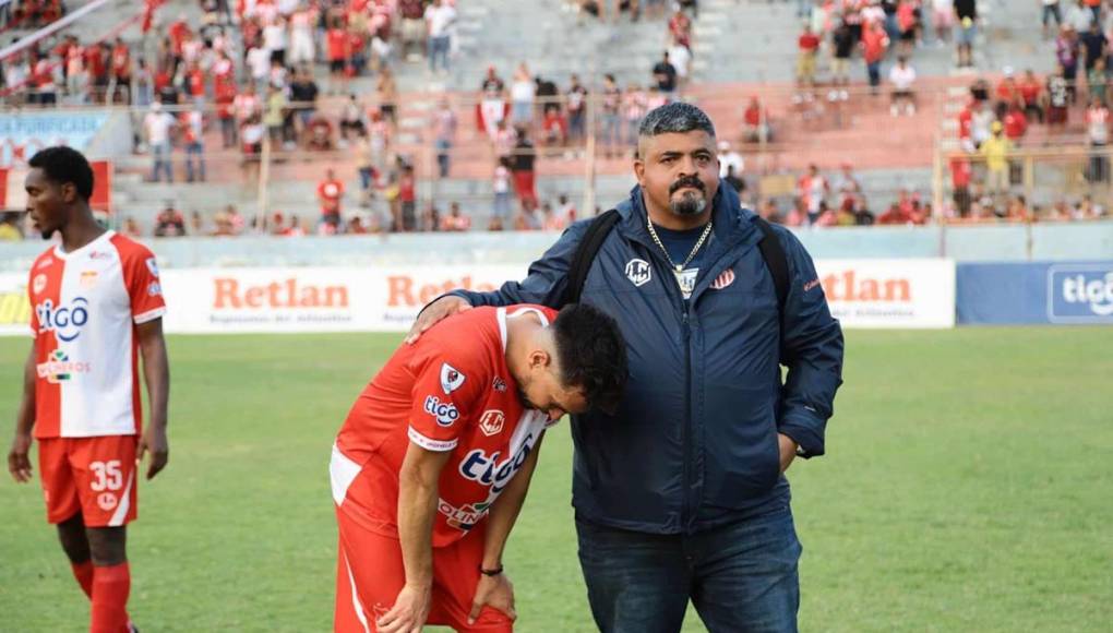 El presidente del Vida, Luis Cruz, entró a la cancha al final del partido a consolar a los jugadores cocoteros.