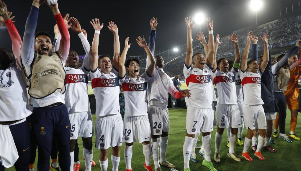  Los jugadores del PSG celebran la victoria y la clasificación para semifinales tras el partido de vuelta de los cuartos de final de la Liga de Campeones.