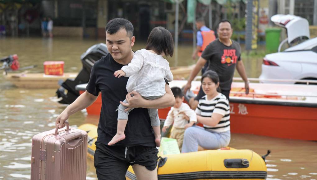 Se espera que las fuertes lluvias continúen el lunes, y las autoridades meteorológicas pronostican “tormentas eléctricas y vientos fuertes en las zonas costeras de Cantón”, incluyendo ciudades como Hong Kong y Shenzhen.