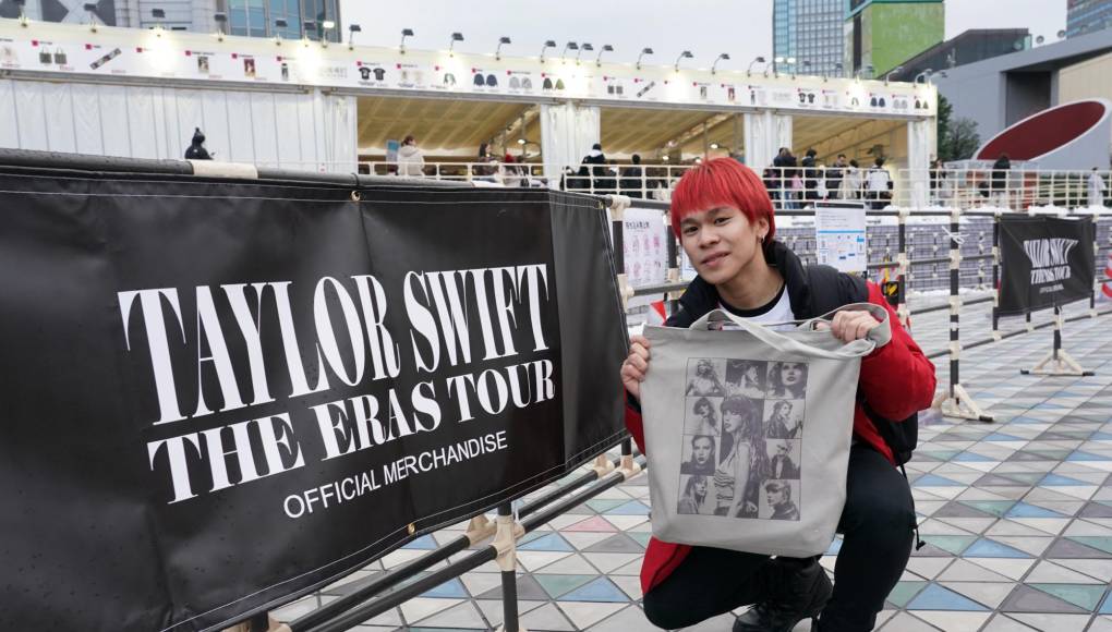 Más de mil fans aguantaron estoicos el frío en Tokio en interminables filas para intentar comprar productos de la cantante, antes de sus cuatro conciertos en la capital japonesa.