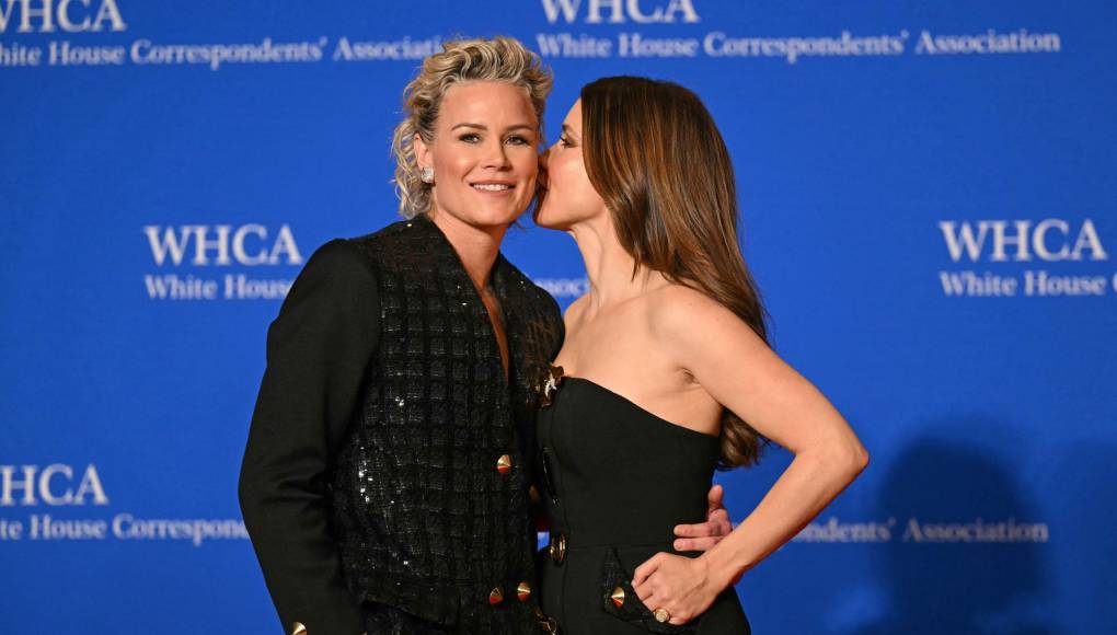 La exfutbolista estadounidense Ashlyn Harris (izq.) y la actriz estadounidense Sophia Bush asistieron recientemente a la cena de la Asociación de Corresponsales de la Casa Blanca (WHCA) en el Washington Hilton.