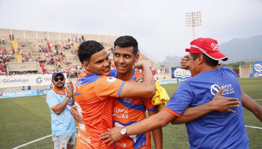 Entre abrazos y sonrisas, los futbolistas de la UPNFM celebraron la permanencia en la Liga Nacional de Honduras. 