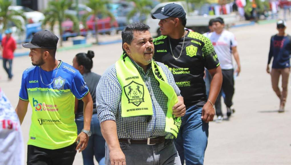 El presidente de los Potros del Olancho FC, Samuel García, llegando al estadio para apoyar a su equipo ante Olimpia.