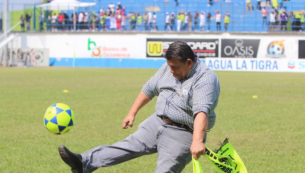 El presidente del Olancho FC, Samuel García, sorprendió dando toques con el balón antes del inicio del partido.