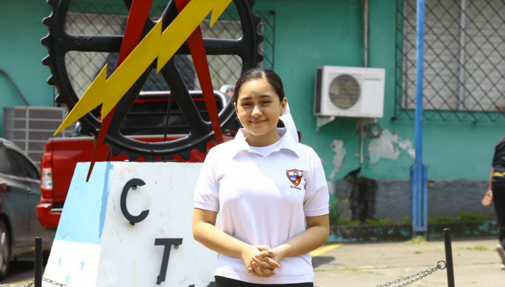 Danna Sabrina Pineda Paz, con tan solo 12 años de edad se posiciona en el primer lugar de la excelencia académica, tiene un índice del 99.27% y es estudiante del Octavo año del ciclo técnico.