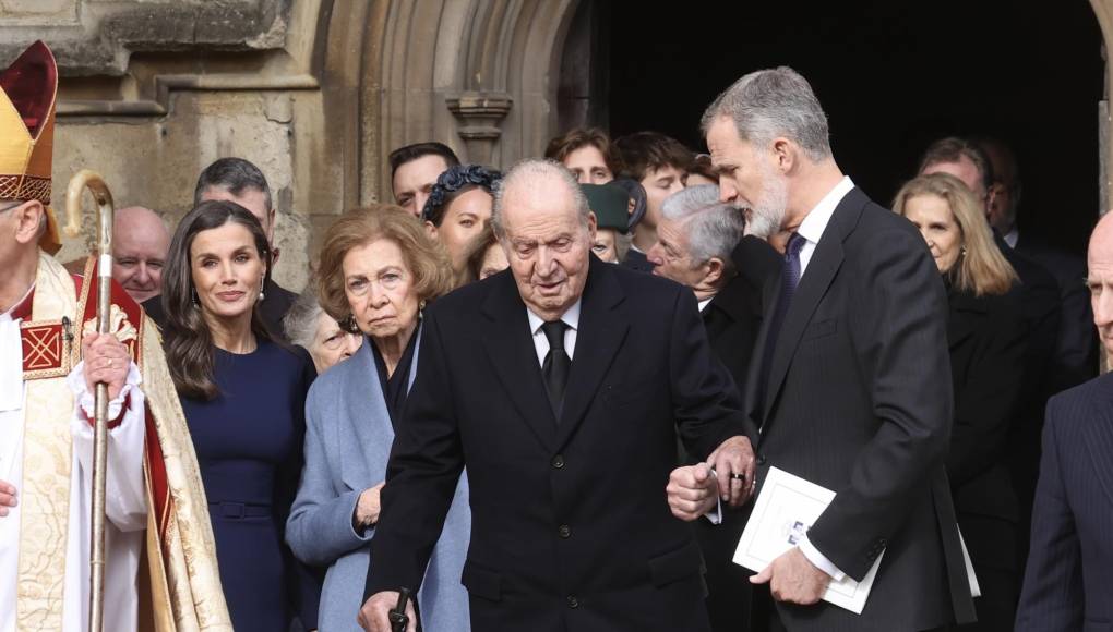 Las casas reales de Europa, encabezadas por los reyes de España, Felipe y Letizia, y la reina británica Camila, rindieron este martes un sentido homenaje al difunto Constantino II de Grecia en una ceremonia en el castillo de Windsor marcada por la ausencia de última hora del príncipe de Gales, William. 