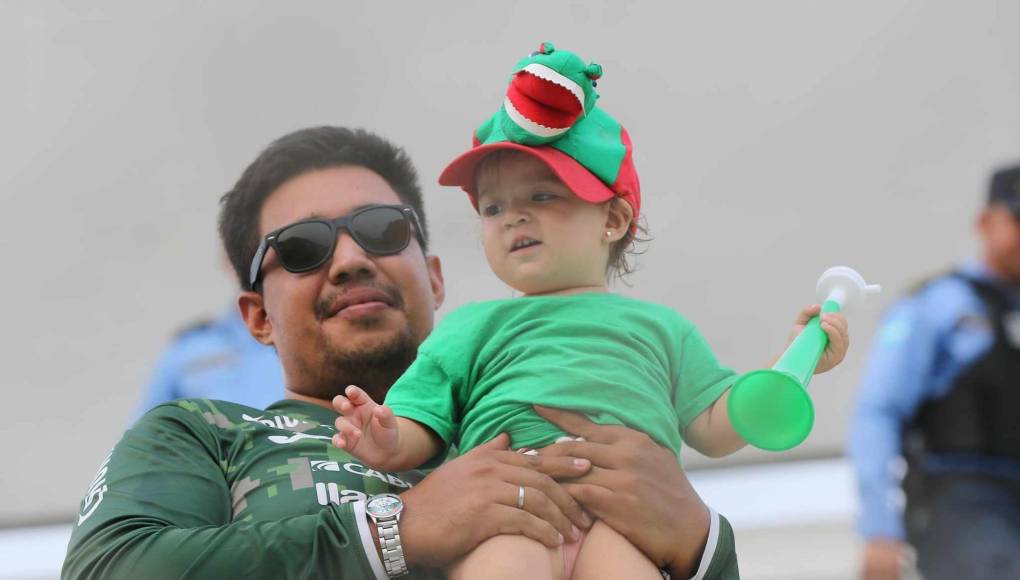 Un aficionado del Marathón llegó con su bella hija al estadio Carlos Miranda. 