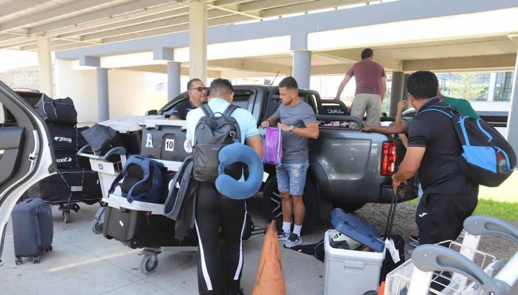 El defensa de la Selección de Honduras buscaba hablar con alguien mientras buscaba en su mochila.