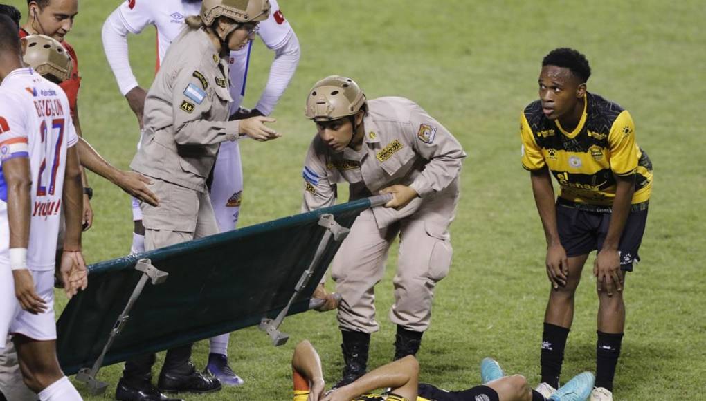 Jhow Benavídez recibió una dolorosa lesión y no pudo seguir en el partido durante el segundo tiempo.
