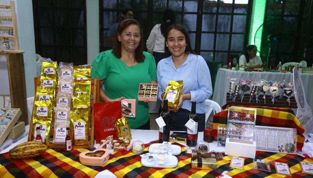 Otro de los emprendimientos que participan en el festival es “De Cacao Chocolates”, que nació en 2012 en Zambrano, como un emprendimiento familiar. Ahora venden chocolate en polvo, barra y trufas. Así como cafés orgánicos de Marcala, La Paz.