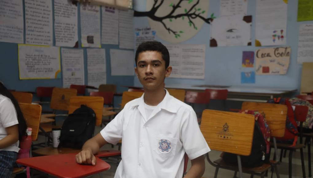 Darwin Julian Durán Muñoz, de 16 años de edad, estudiante del undécimo de Bachillerato en Ciencias y Humanidades y quien tiene un índice académico del 98% apuntó que el éxito sobre sus buenas calificaciones se debe al fuerte empeño que le pone a sus clases, además del apoyo infinito de sus padres. 