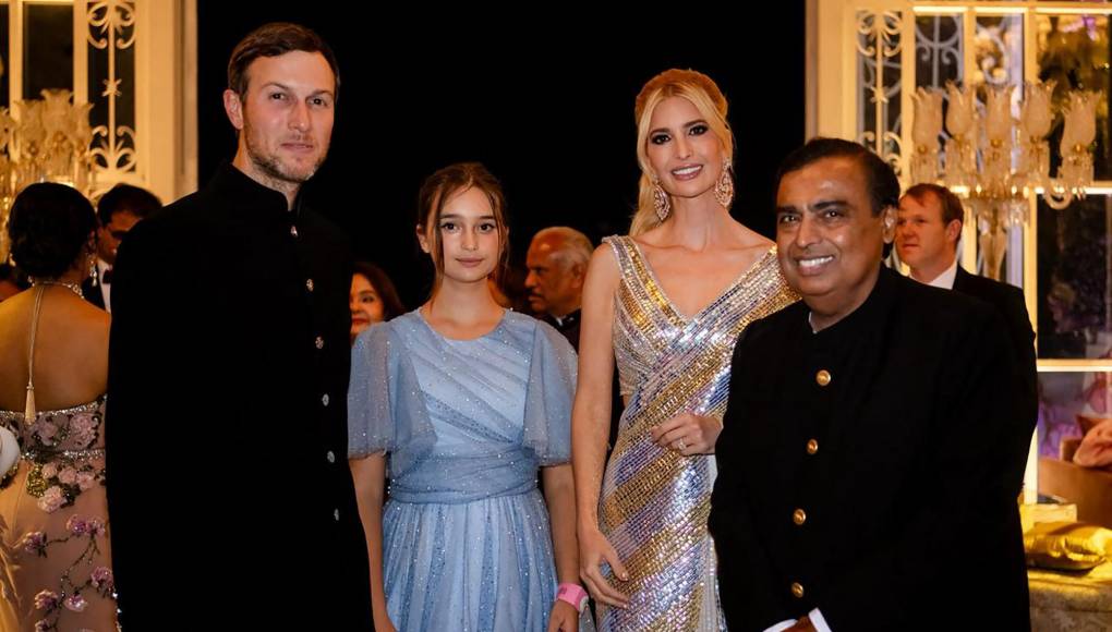 Ivanka Trump con su hija y su esposo Jared Kushner junto a Mukesh Ambani, padre del novio. 