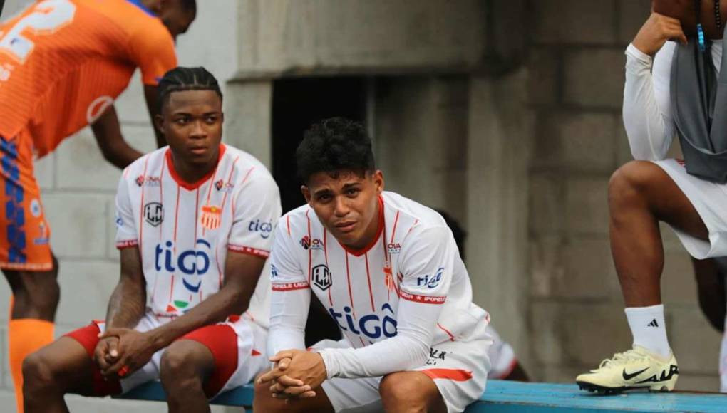 El llanto desconsolado de los jugadores del Vida por el descenso a la Segunda División del fútbol hondureño.