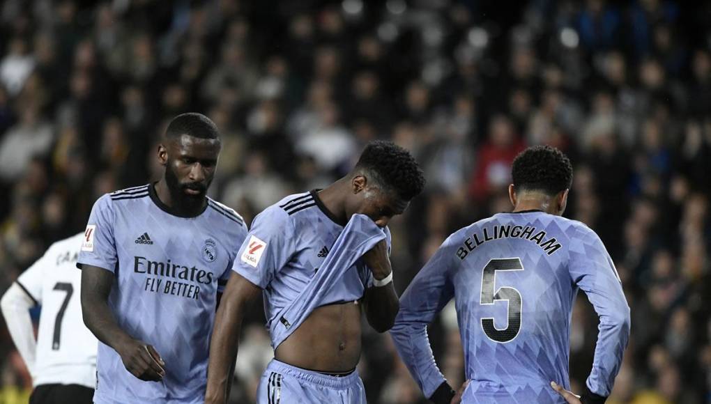Los jugadores del Real Madrid se lamentan tras el segundo gol del Valencia.