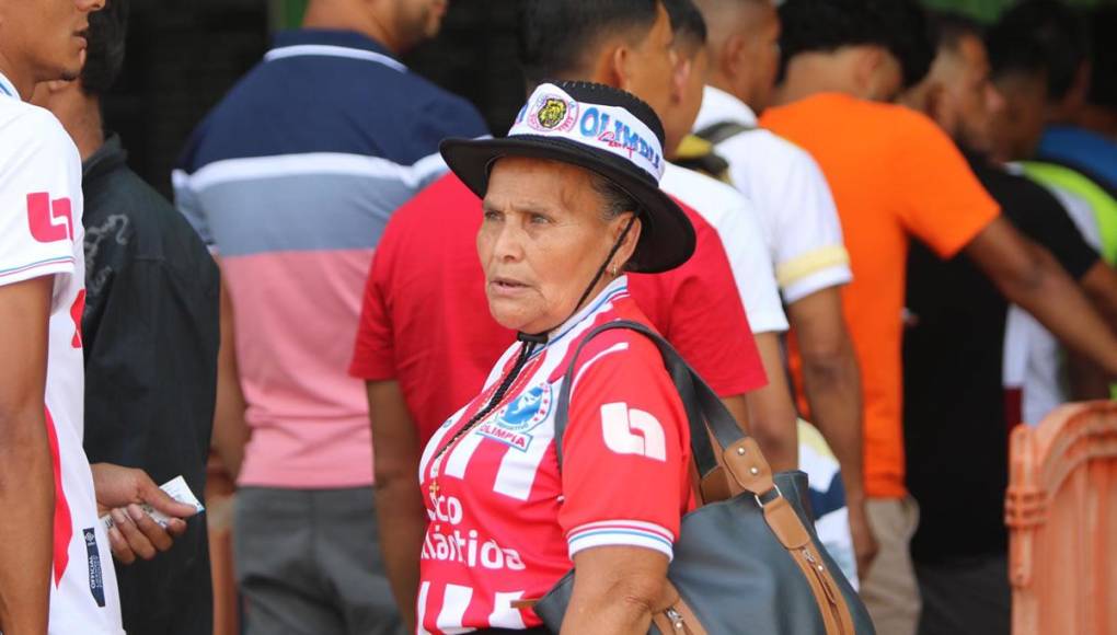 Una abuela olimpista llegó al estadio Juan Ramón Brevé Vargas para apoyar al equipo de sus amores.