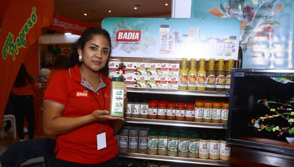 Nohemy Amador muestra los productos de Badia, una de las marcas que dice presente en ma Expo Buen Provecho.