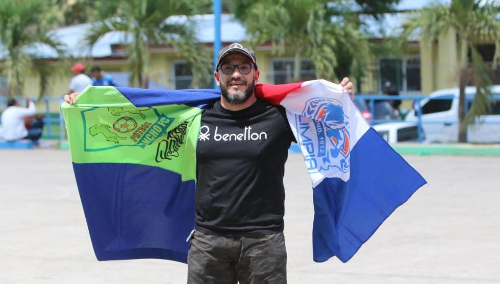 Este hincha llegó con una bandera que tenía los colores de Olancho FC y Olimpia.