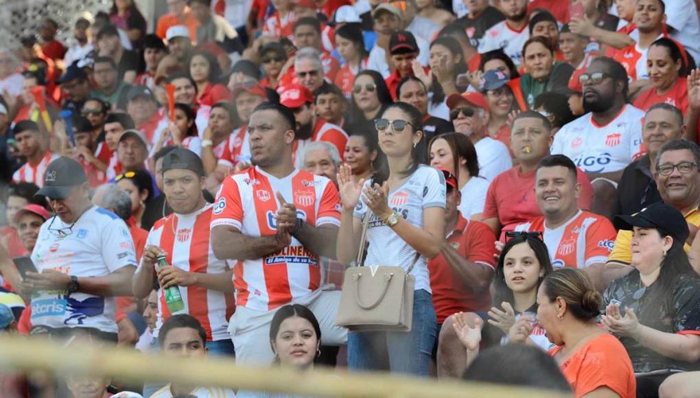Los ceibeños disfrutaron de la tarde de fútbol en el estadio Ceibeño.