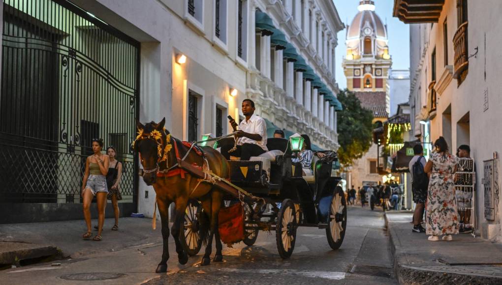 Hace más de 400 años, en <b>Cartagena</b> se levantó una fortaleza de murallas para defender las riquezas de los colonizadores españoles de los piratas. Estas edificaciones son una de las razones de su excepcional belleza, que le ha valido ser declarada Patrimonio de la Humanidad por la UNESCO.