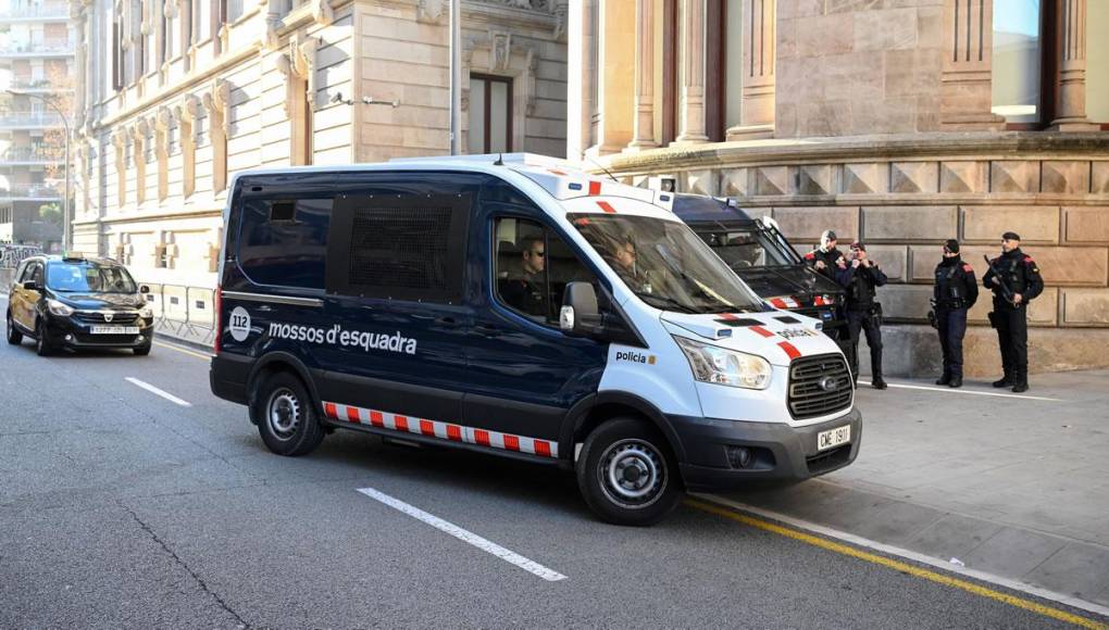 En esta furgoneta llegó Dani Alves al Tribunal Superior de Justicia de Cataluña en Barcelona.