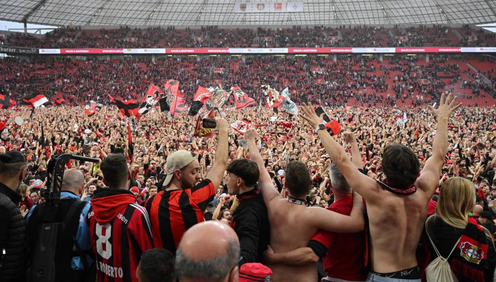 Sin duda alguna, es una gran fiesta la que se vivió en el recinto luego de que el Bayer Leverkusen se coronara campeón de la Bundesliga.