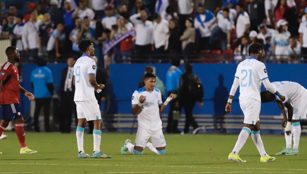 Los jugadores hondureños quedaron abatidos y tristes por la derrota en el repechaje a la Copa América.