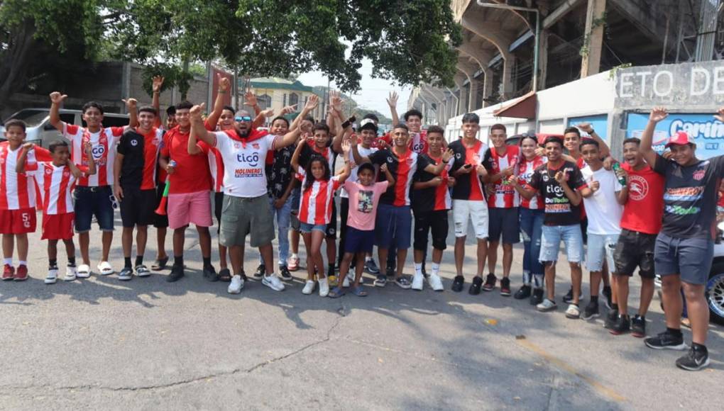 Los aficionados del Vida han llegada en gran número al estadio Ceibeño para apoyar a su equipo ante la UPN.
