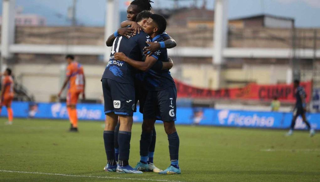 Y así lo celebró con Auzmendi y Rubilio Castillo previo al final del primer tiempo. 