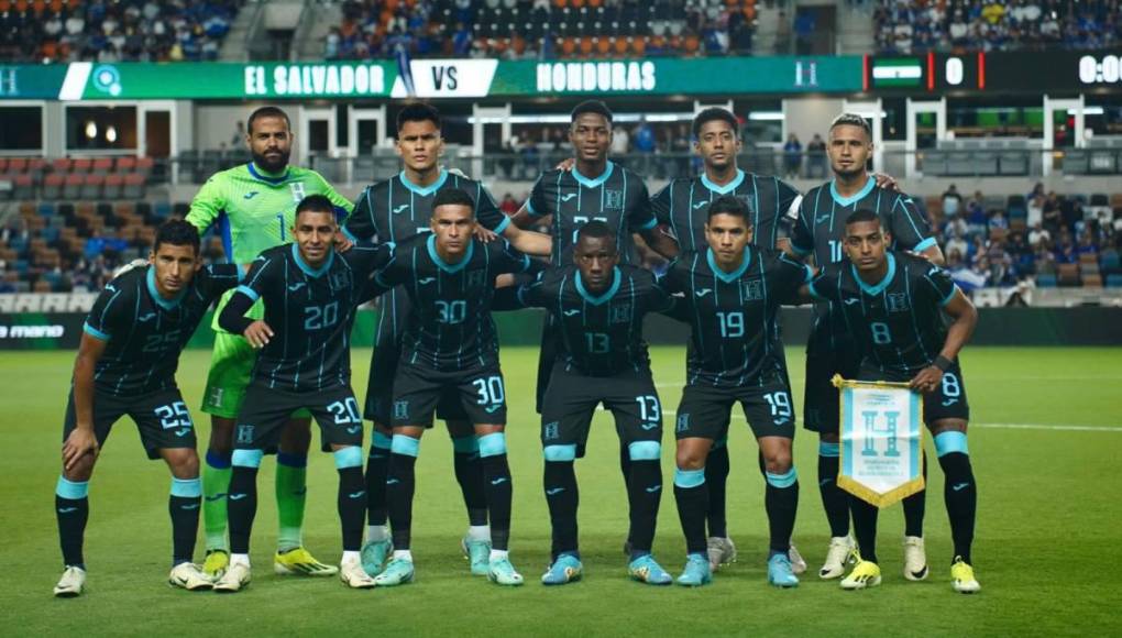 Para este duelo, la Bicolor cambió totalmente su 11 titular respecto al repechaje ante Costa Rica. Regresaron Choco Lozano, Joseph Rosales y Menjívar; Rougier no fue convocado para el amistoso ante El Salvador.