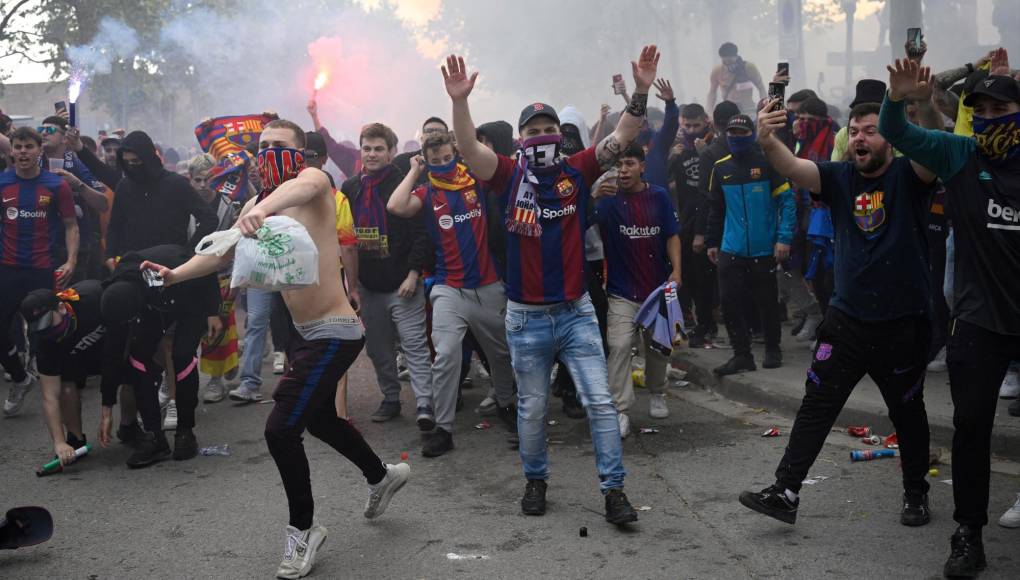 Los seguidores del Barcelona vitorean antes del partido de vuelta de los cuartos de final de la Liga de Campeones de la UEFA entre el FC Barcelona y el PSG en el Estadi Olimpic Lluis Companys. 