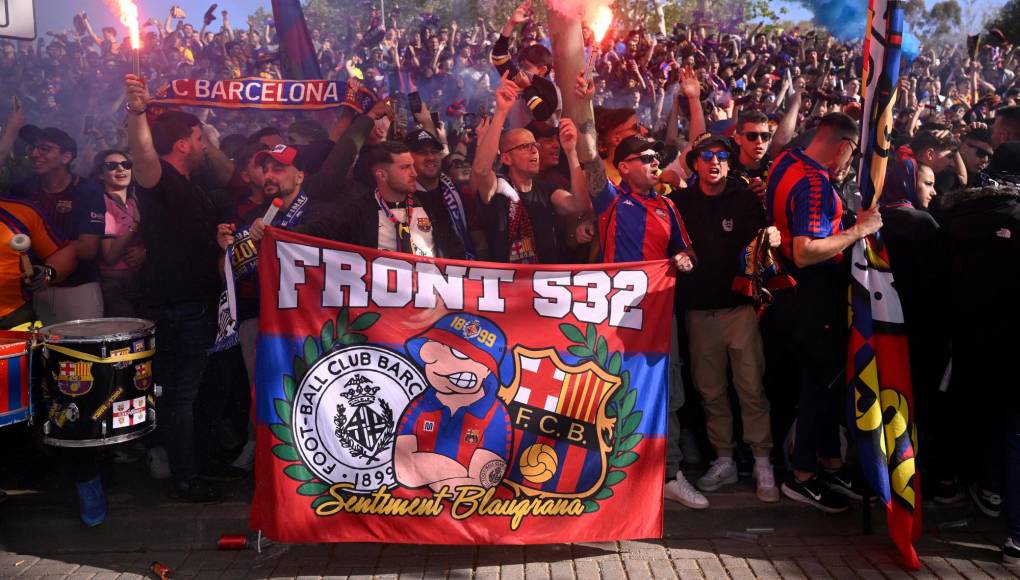 Los aficionados del Barcelona le pusieron mucho color a la previa.