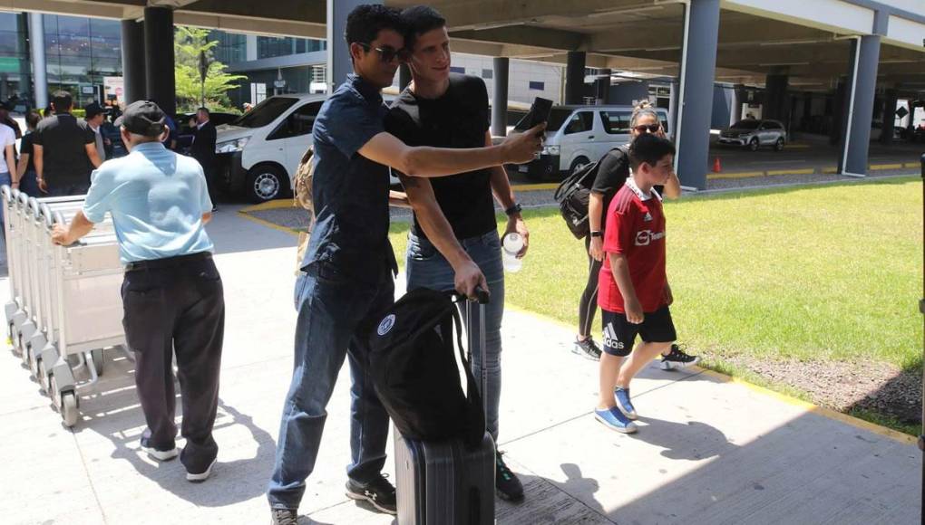 El portero del Motagua se sintió arropado por la afición hondureña en el aeropuerto de Palmerola.