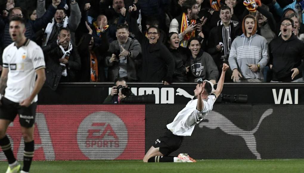 La celebración del ucraniano Roman Yaremchuk tras el 2-0 de Valencia contra el Real Madrid.