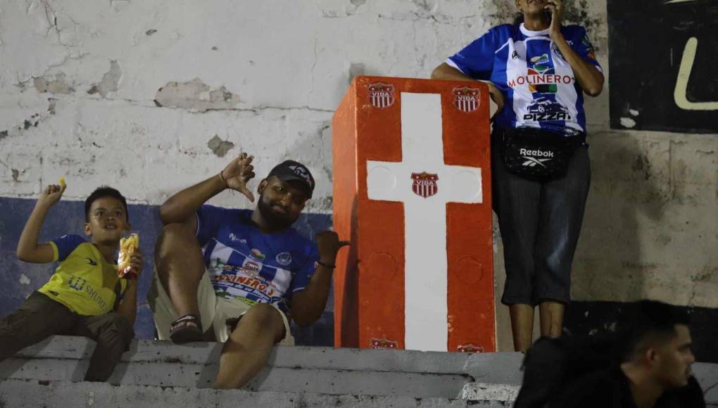 Los aficionados del Victoria ya están festejando un posible descenso del Vida en la Liga Nacional de Honduras.