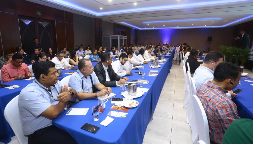 A la conferencia realizada en el Centro de Convenciones del Hotel Copantl llegaron decenas de personas que tienen puestos de liderazgo en prestigiosas empresas de la zona norte del país. 