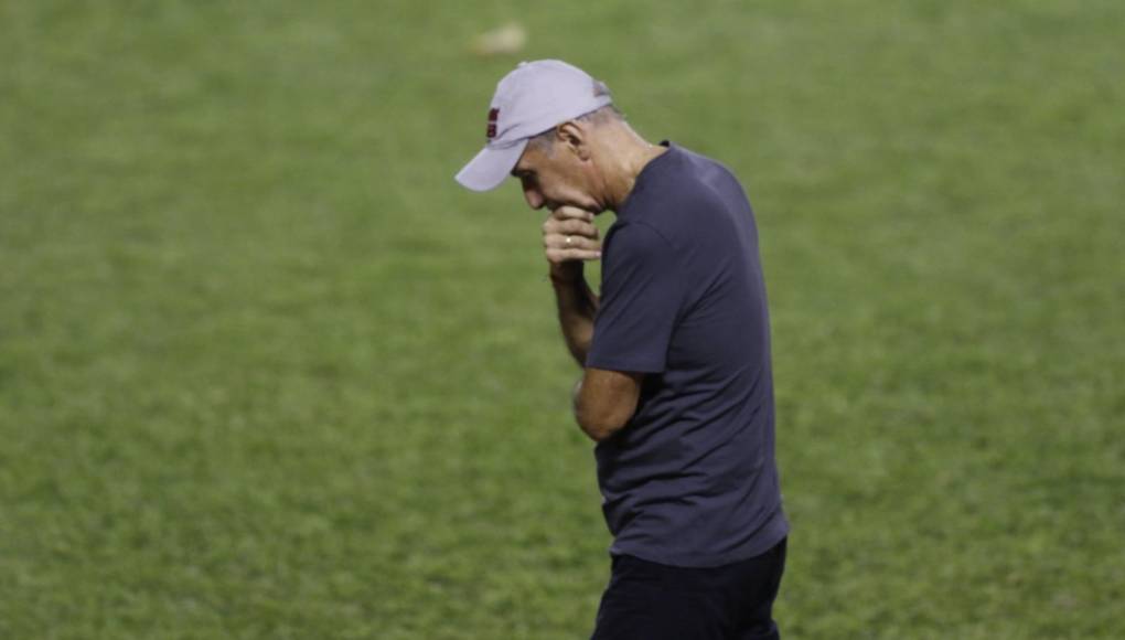 La afición del Real España explotó y exigió la salida del entrenador Miguel Falero.