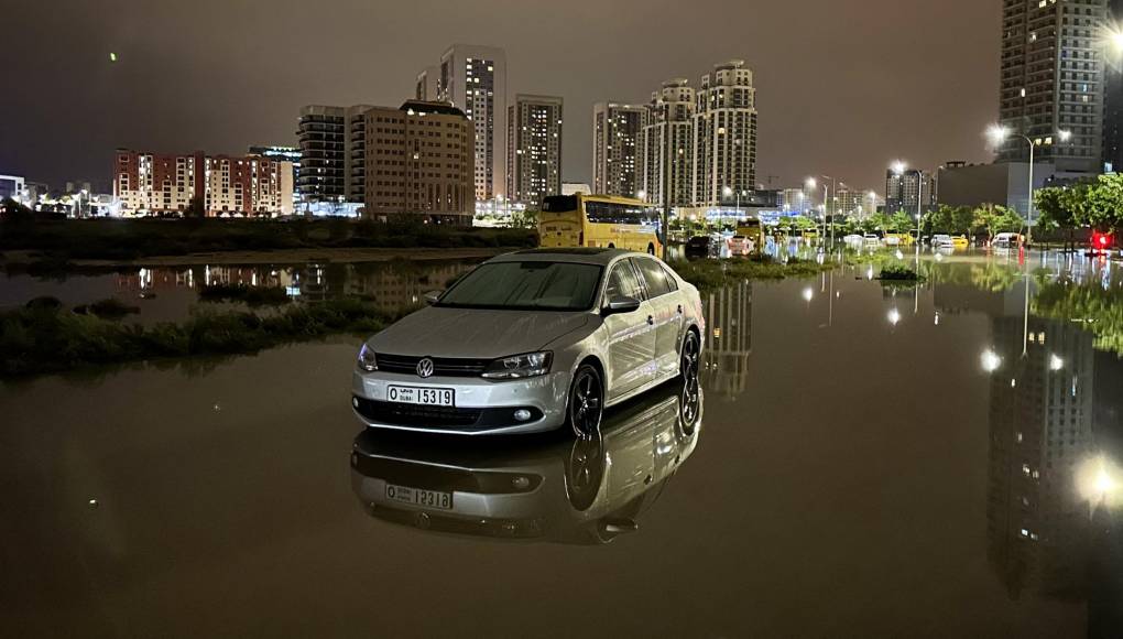 Los 254 milímetros de lluvias, equivalentes a las precipitaciones que reciben Emiratos Árabes Unidos (EAU) en dos años, generaron un atasco monumental en las autopistas de seis carriles y un hombre de 70 años murió en Ras Al Jaimah, informó la policía. 