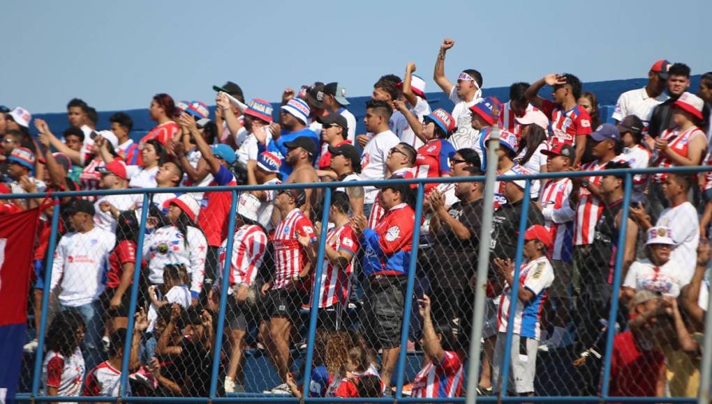 La Ultra Fiel se hizo presente en el estadio Juan Ramón Brevé Vargas para alentar al Olimpia que perdió el invicto en la Liga Nacional.